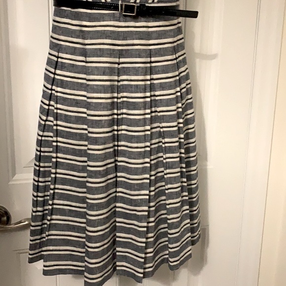 V-neck fit and flare pleated dress Size 2 $15 if you Buy 2 Dresses or more - Picture 5 of 8